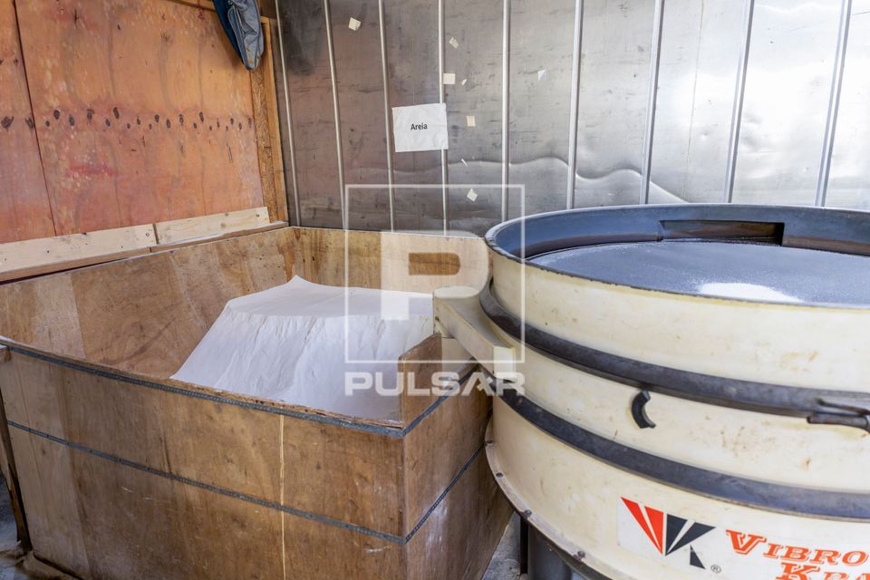 Sílica - areia de quartzo de alta pureza - matéria-prima na fabricação de utensílios em cristal