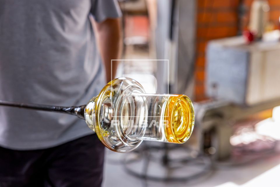 Artista vidreiro modelando peça de cristal em alta temperatura - fábrica de cristal