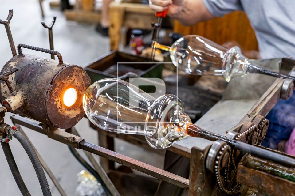 Artista vidreiro modelando peça de cristal em alta temperatura - fábrica de cristal