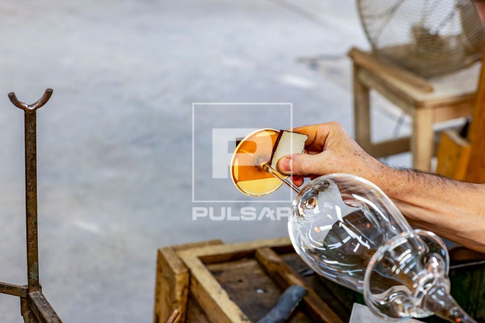 Artista vidreiro modelando peça de cristal em alta temperatura - fábrica de cristal