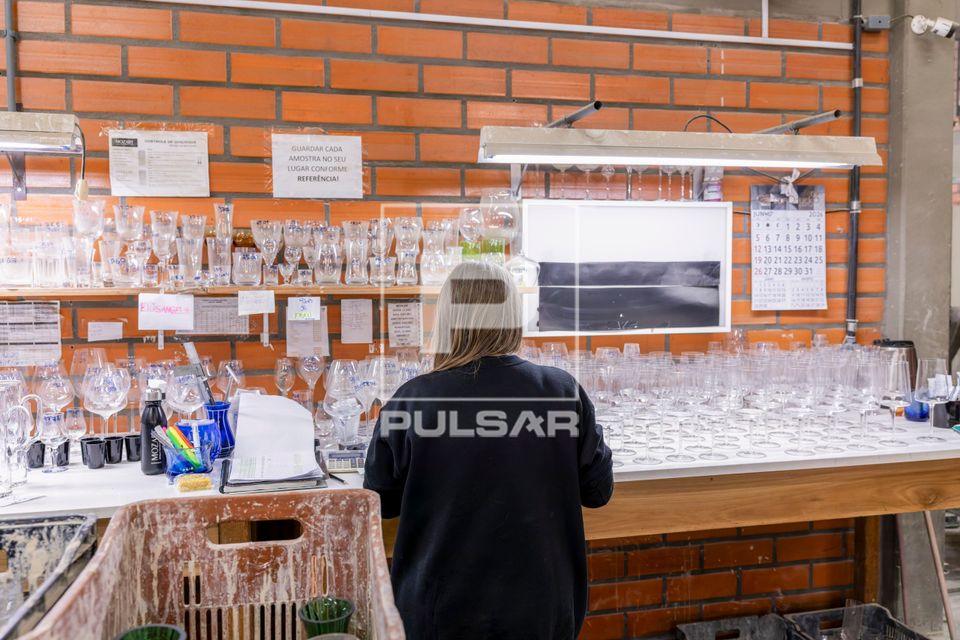 Profissional realiza o controle de qualidade de taças de cristal - fábrica de cristal artesanal - USO APENAS