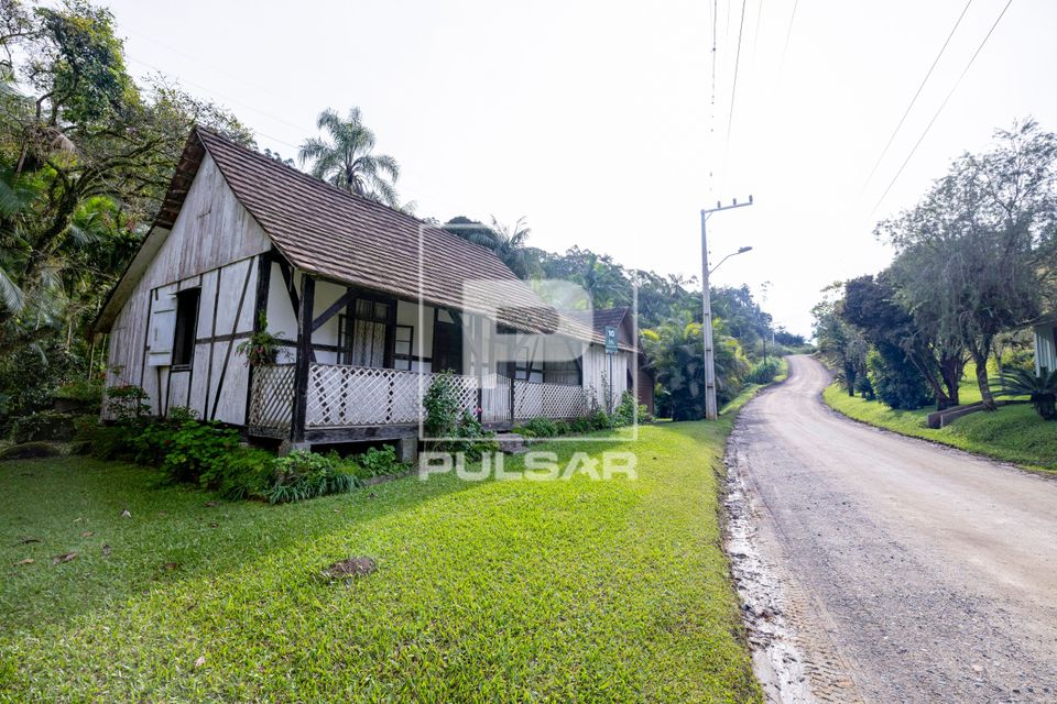 Casa Hary Franz na Vila Itoupava - construção técnica mista - estrutura enxaimel preenchida por taipa e dem