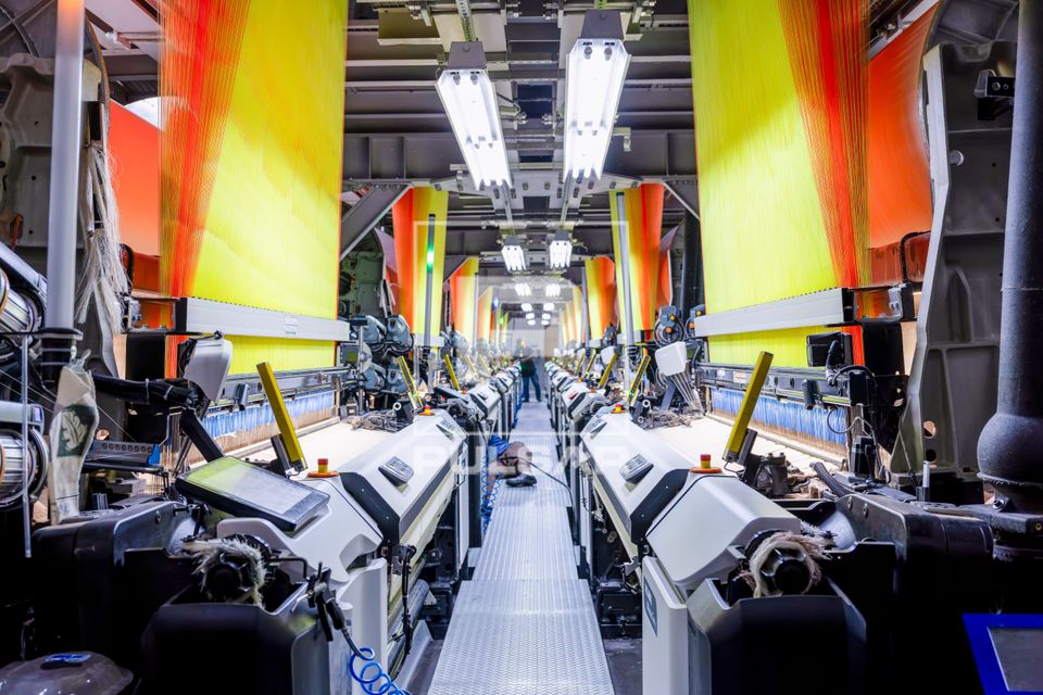 Setor de tecelagem de indústria têxtil - teares industriais