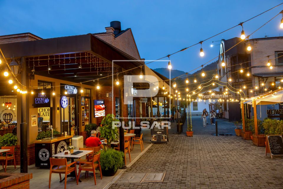 Vista noturna do Passeio Pomerano - galeria a céu aberto com lojas , cafeterias e restaurantes no centro da c