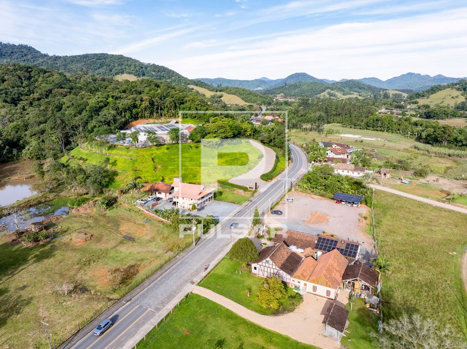 Vista de drone de moradias na Rua Testo Alto - Rota do Enxaimel