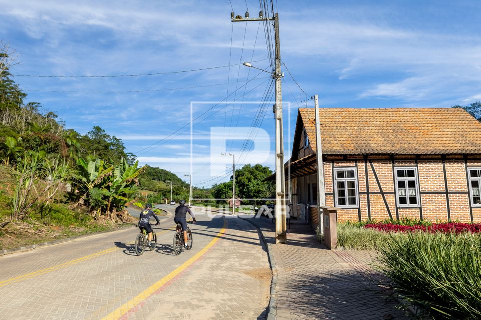 Ciclistas percorrendo a Rota Enxaimel