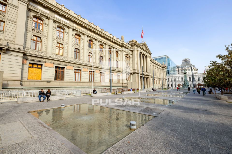 Espelhos d'água da Plaza Montt Varas e Palácio dos Tribunais de Justiça de Santiago sede da Corte Suprema d