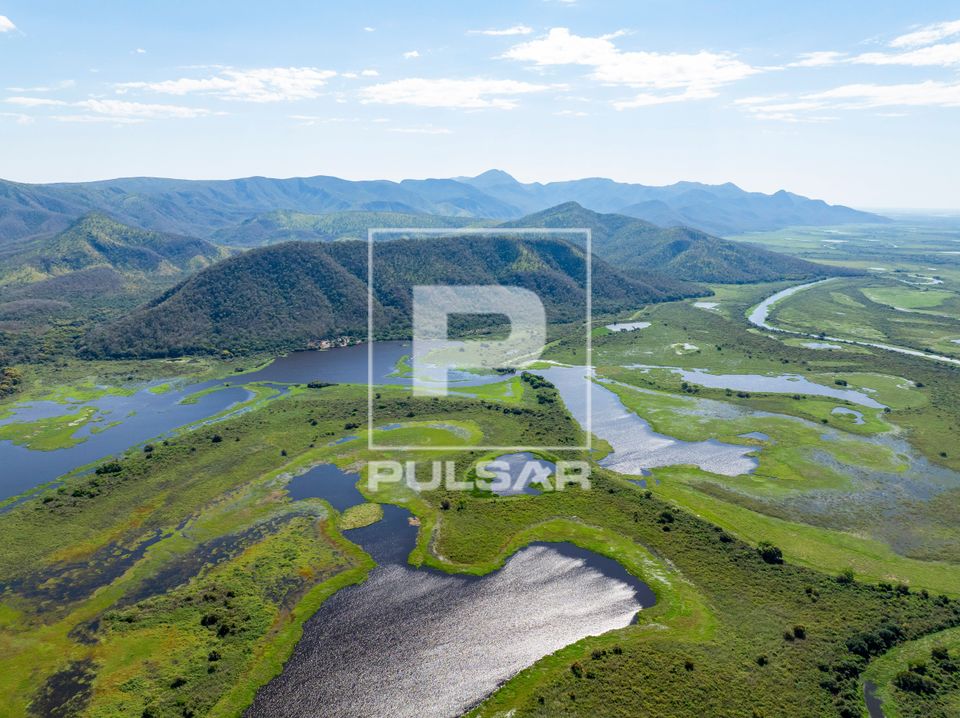 Vista de drone do Rio Paraguai - áreas alagadas e Serra do Amolar ao fundo - sub-região Pantanal do Paraguai