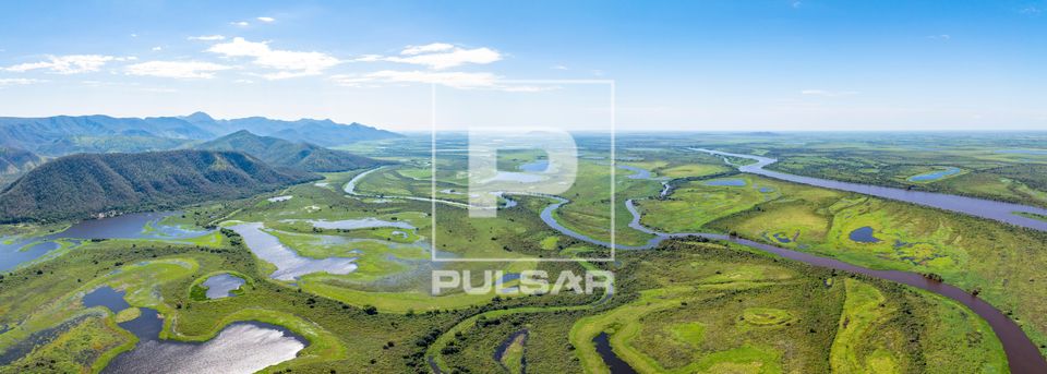 Vista panorâmica de drone do Rio Paraguai - áreas alagadas na Serra do Amolar ao fundo - sub-região Pantana