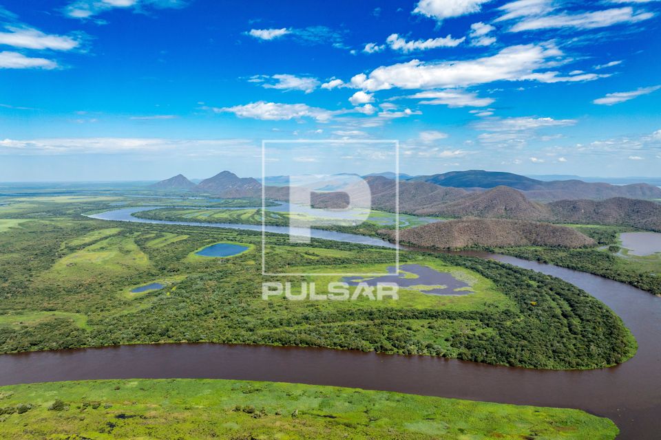 Vista de drone do Rio Paraguai - áreas alagadas e Serra do Amolar ao fundo - sub-região Pantanal do Paraguai