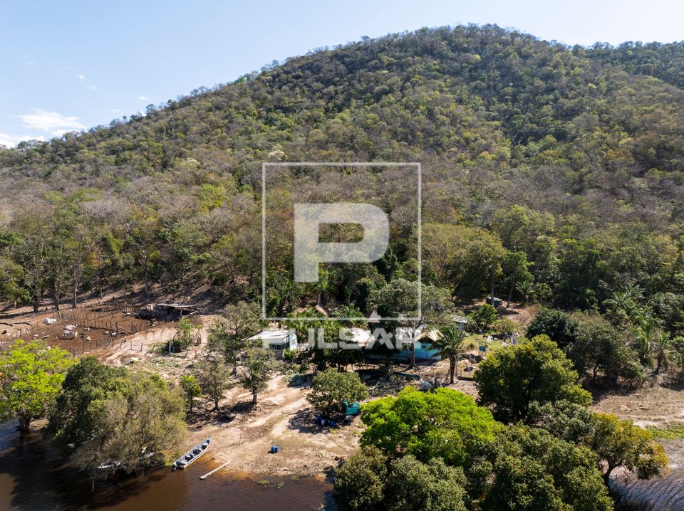 Vista de drone de moradia de ribeirinho no pé da Serra do Amolar - sub-região Pantanal do Paraguai - Pantana