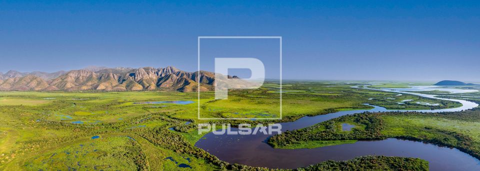 Vista panorâmica de drone do Rio Paraguai e áreas alagadas com Serra do Amolar - sub-região Pantanal do Par