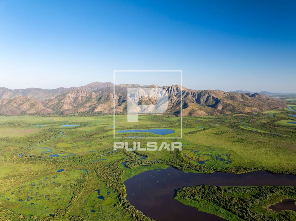 Vista de drone do Rio Paraguai e áreas alagadas e ao fundo Serra do Amolar - sub-região Pantanal do Paraguai