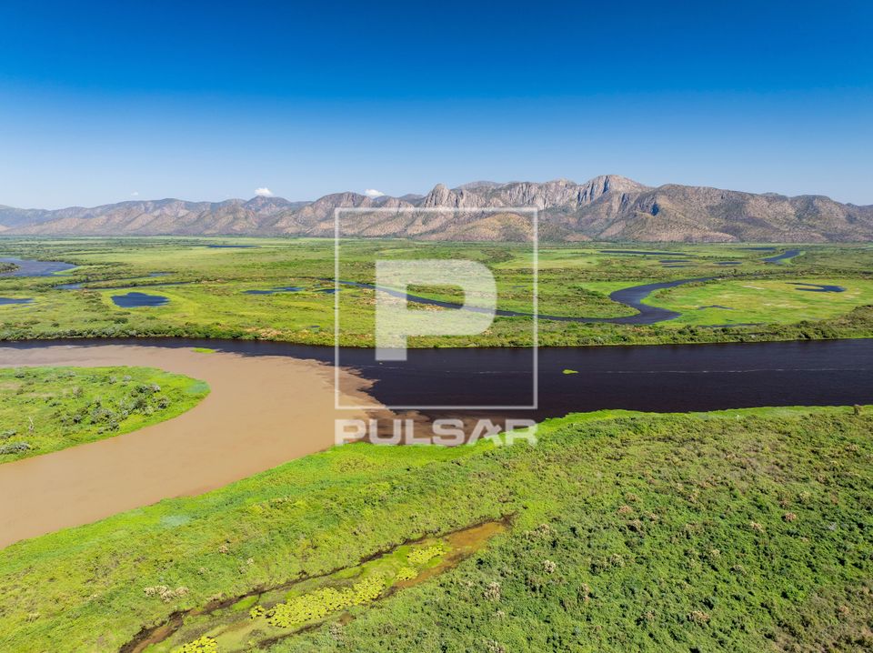 Vista de drone do encontro das águas do Rio São Lourenço à esquerda e Rio Paraguai - à direita na Serra d