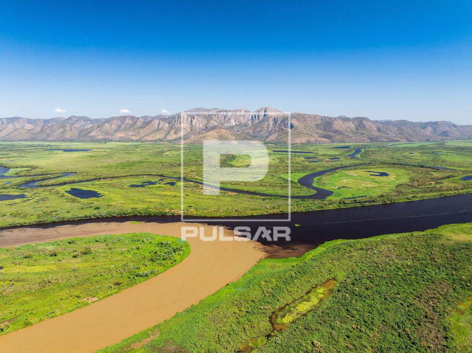 Vista de drone do encontro das águas do Rio São Lourenço à esquerda e Rio Paraguai - à direita na Serra d