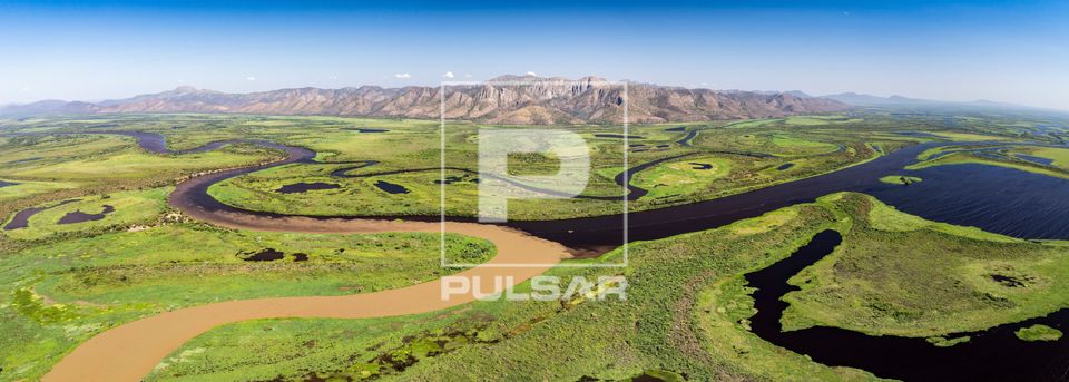 Vista panorâmica de drone do encontro das águas do Rio São Lourenço à esquerda e Rio Paraguai - à direit