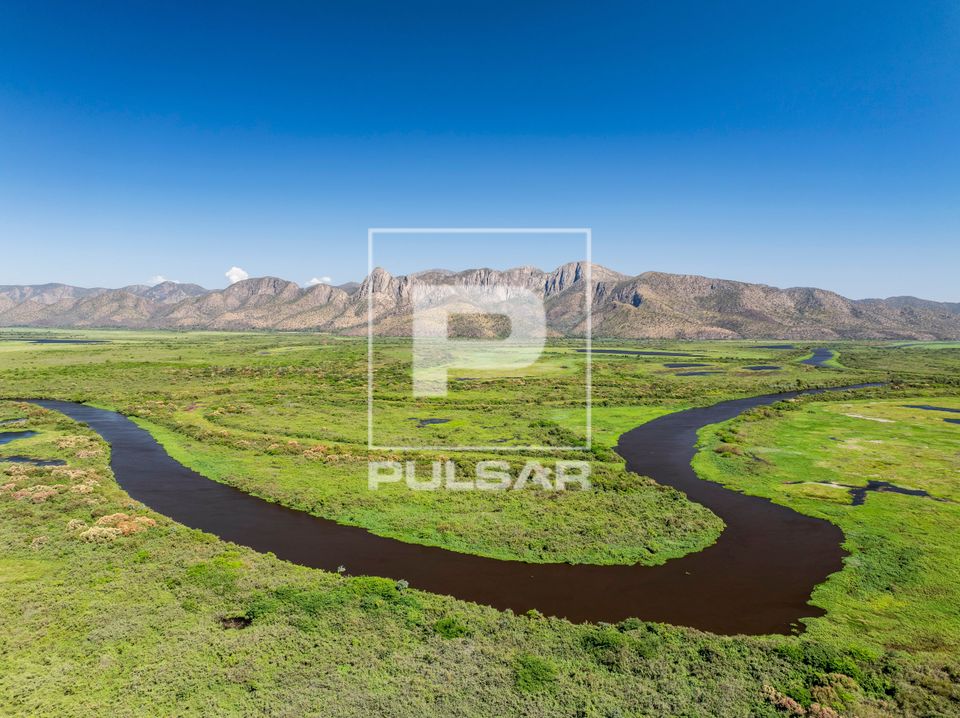 Vista de drone do Rio Paraguai - Serra do Amolar ao fundo - sub-região Pantanal do Paraguai - Pantanal Sul