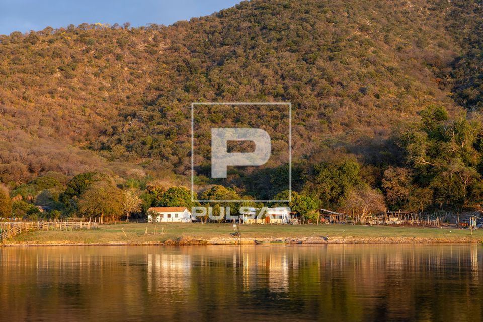 Moradias na margem do Rio Paraguai na Serra do Amolar - sub-região Pantanal do Paraguai - Pantanal Sul