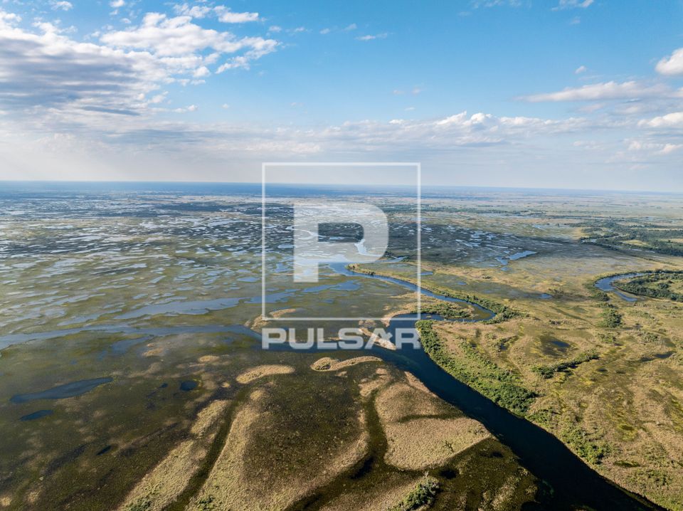 Vista de drone do Rio Paraguai-Mirim com lagoas - corixo e áreas alagáveis - sub-região Pantanal do Paragua
