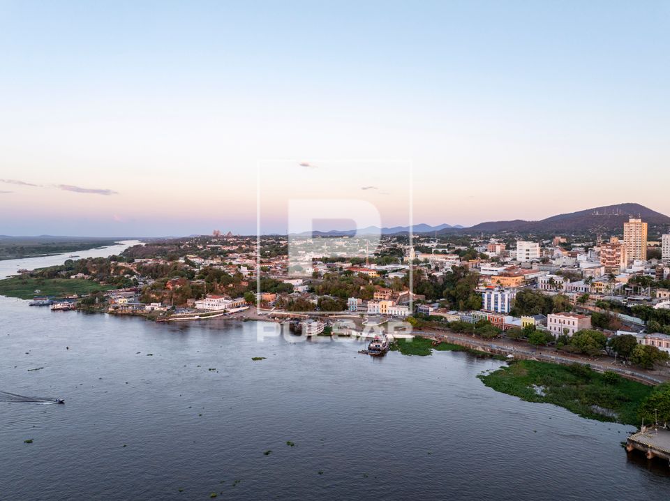 Vista de drone de casario e orla do Porto Geral na margem do Rio Paraguai 