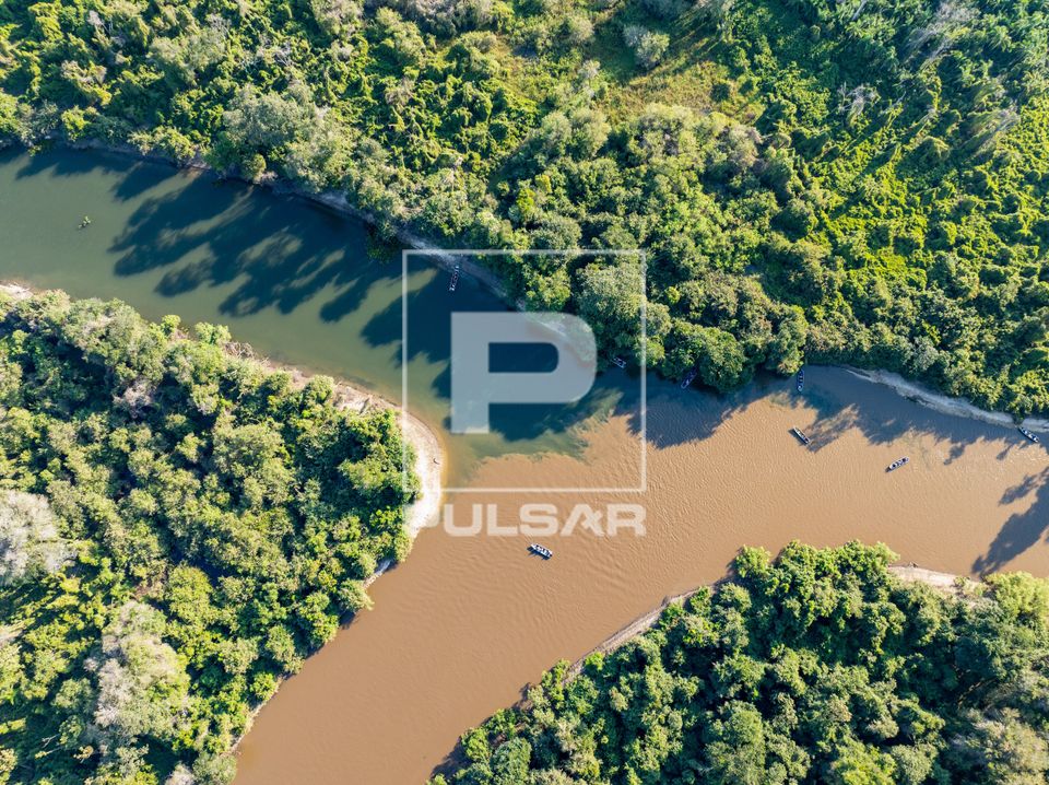 Vista de drone do encontro das águas Rio Salobra à esquerda e Rio Miranda à direita 