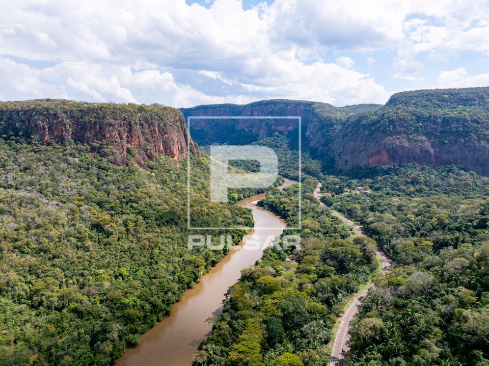 Vista de drone do Rio Aquidauana e à direita Rodovia MS-450 Estrada Ecológica cortando a Serra de Maracaju -