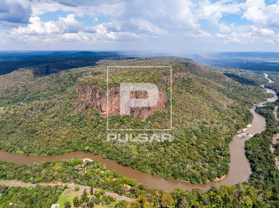 Vista de drone do Rio Aquidauana e Serra de Maracaju com formação de chuva ao fundo - Pantanal Sul