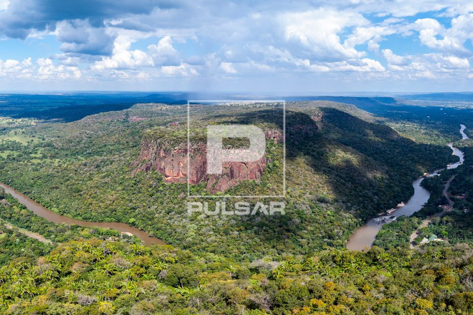 Vista de drone do Rio Aquidauana e Serra de Maracaju com formação de chuva ao fundo - Pantanal Sul