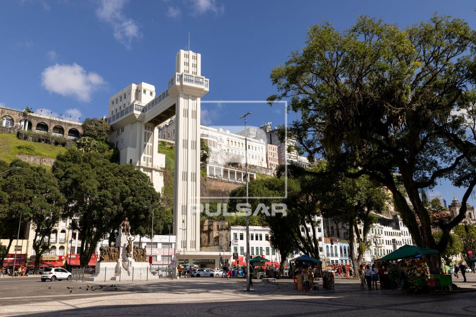 Praça Maria Felipa com monumento ao Visconde de Cairu - Elevador Lacerda transporte entre Cidade Baixa e Cida
