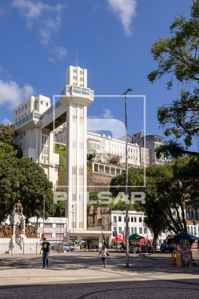 Praça Maria Felipa com monumento ao Visconde de Cairu - Elevador Lacerda transporte entre Cidade Baixa e Cida