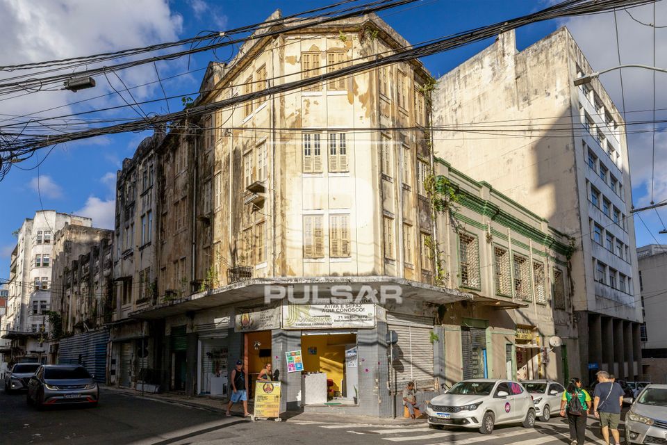 Prédio histórico na esquina entre a Rua da Ajuda e a Rua das Vassouras - comércio e serviços no térreo - 