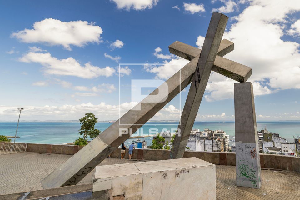 Monumento da Cruz Caída rememora a demolição da antiga Igreja da Sé - obra de Mário Cravo Júnior - praç