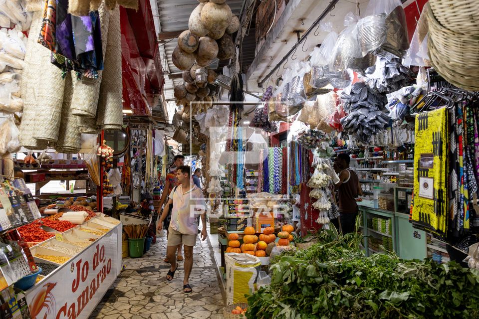 Vista interna da Feira de São Joaquim - comércio de alimentos , artesanato, produtos religiosos e produtos v