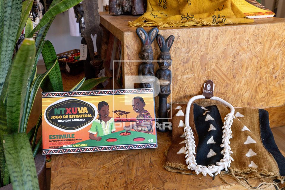 Vista interna de loja de produtos inspirados em referências e raízes africanas 