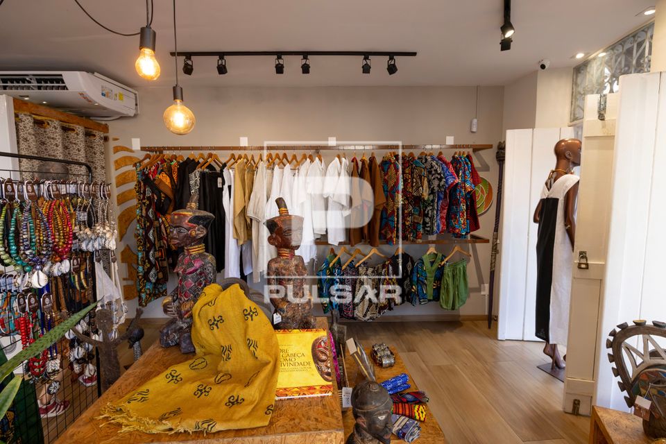 Vista interna de loja de produtos inspirados em referências e raízes africanas 