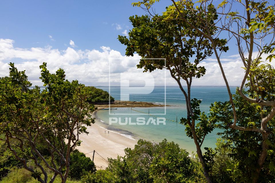 Praia da Ponta de Nossa Senhora de Guadalupe na Ilha dos Frades - Baía de Todos-os-Santos ao fundo