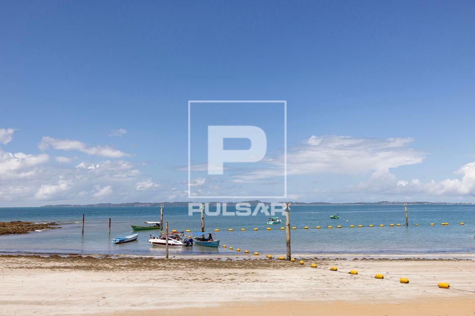 Barcos ancorados para transporte de turistas e boias de contenção e sinalização para banhistas - Praia da 