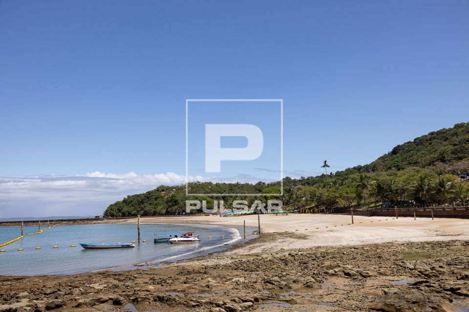 Barcos ancorados para transporte de turistas e boias de contenção e sinalização para banhistas - Praia da 