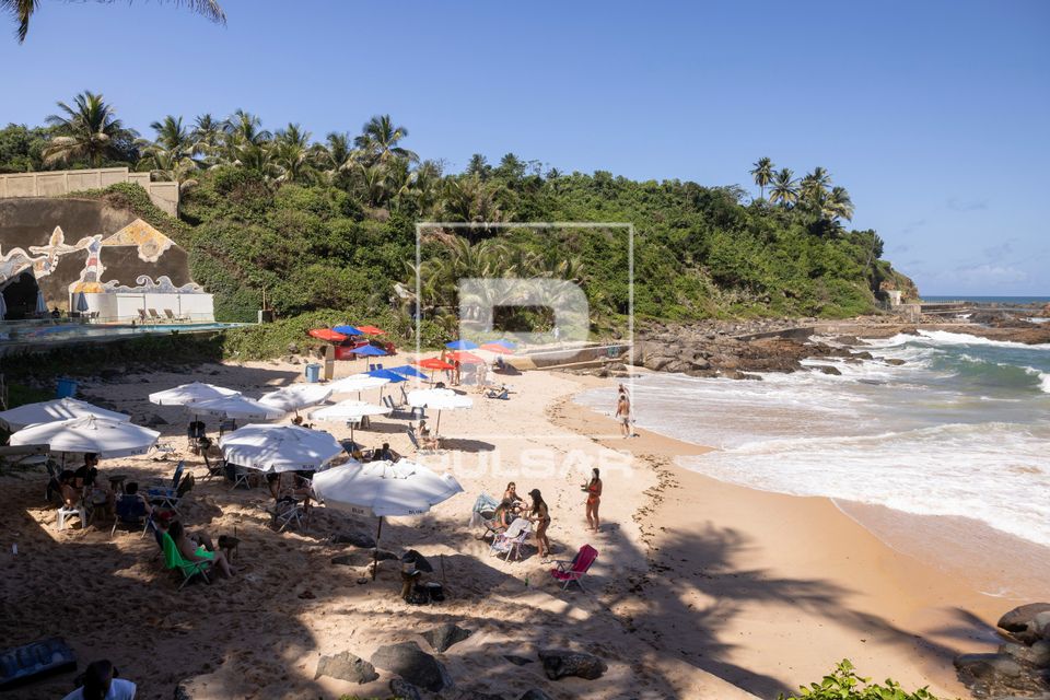 Vista de cima de banhistas em beach club - Praia do Buracão - bairro do Rio Vermelho