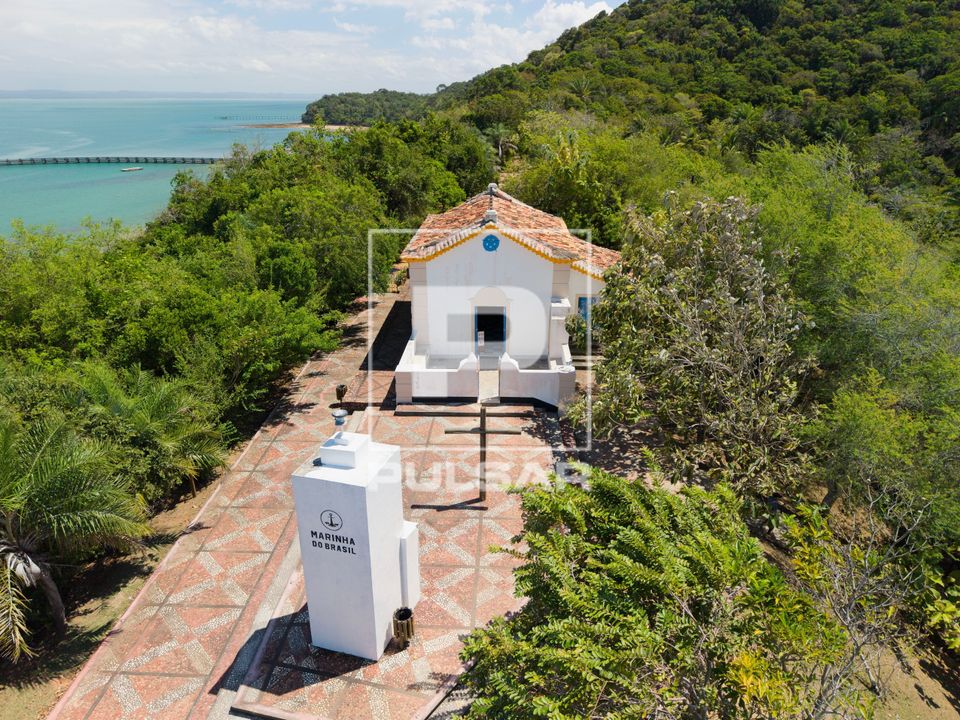 Vista de drone da Igreja de Nossa Senhora de Guadalupe e Farol na Ilha dos Frades