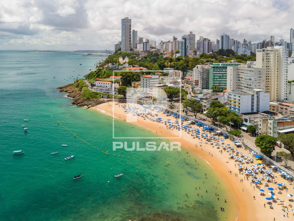 Vista de drone da Praia do Porto da Barra e Forte de São Diogo ao fundo - Espaço Carybé de Artes - bairro B