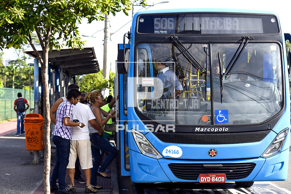 Passageiros embarcando em transporte coletivo na Avenida Fernando Ferrari - em frente a UFES - Universidade Fe