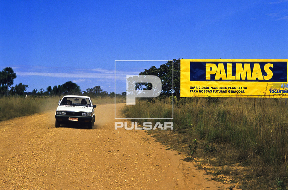 Placa em estrada de terra na área da nova capital do Estado criada em 1º de janeiro de 1989