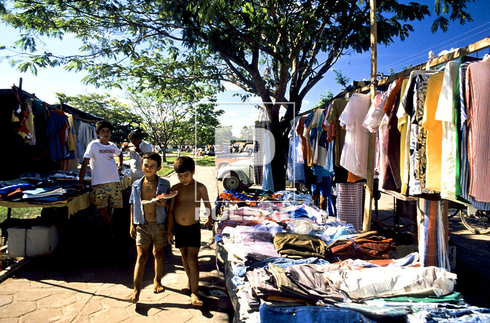 Comércio de roupas no antigo município de Miracema do Norte