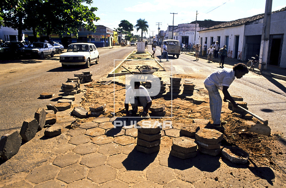 Obras no calçamento da avenida principal no antigo município de Miracema do Norte