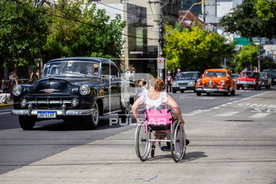 Tradicional desfile de carros antigos na avenida Sinimbu durante a Festa da Uva - centro da cidade