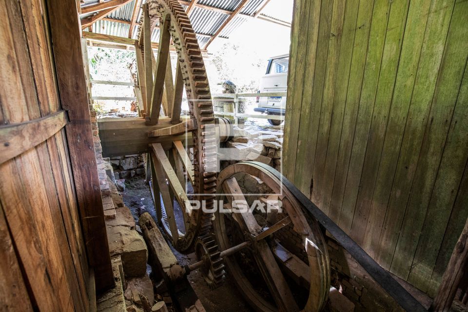 Engrenagem do Moinho Colonial de 1920 - moenda de pedra movido a água - em funcionamento