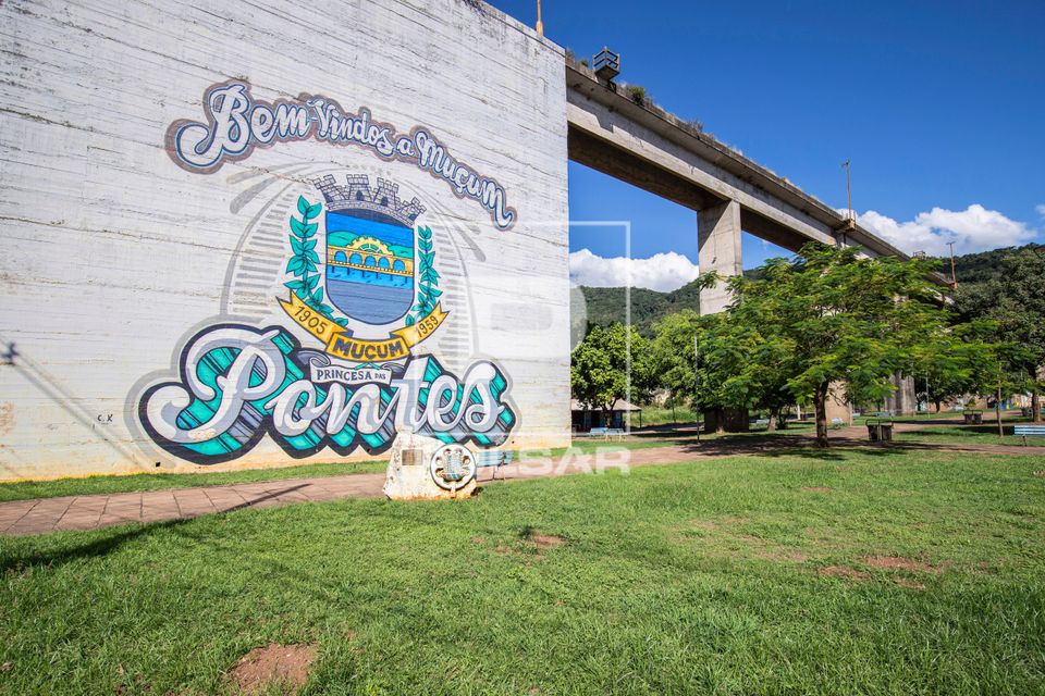 Letreiro de boas vindas na base da ponte rodoferroviária Brochado da Rocha sobre o rio Taquari - EF-491 e RS-
