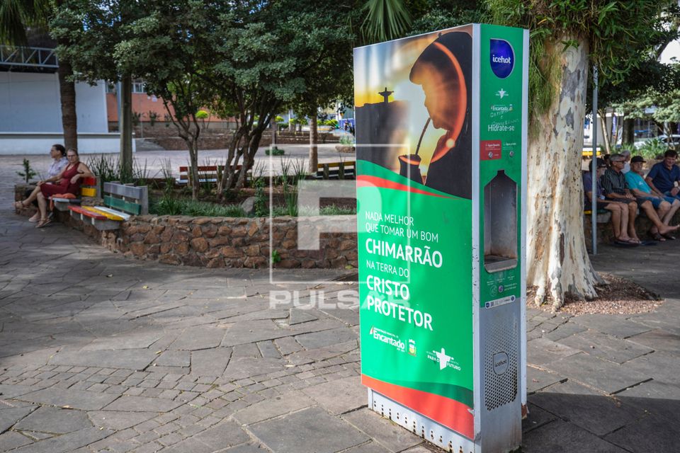 Ponto de hidratação com água gelada e água quente para chimarrão na praça da Bandeira