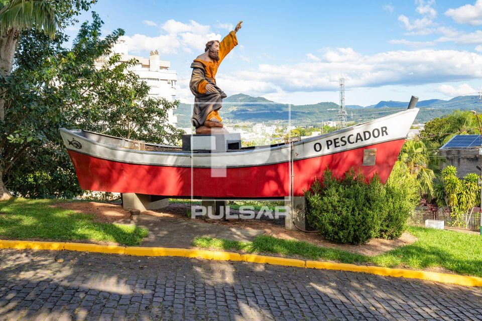 Monumento O Pescador - escultura do apóstolo São Pedro na praça da Matriz - Vale do Taquari